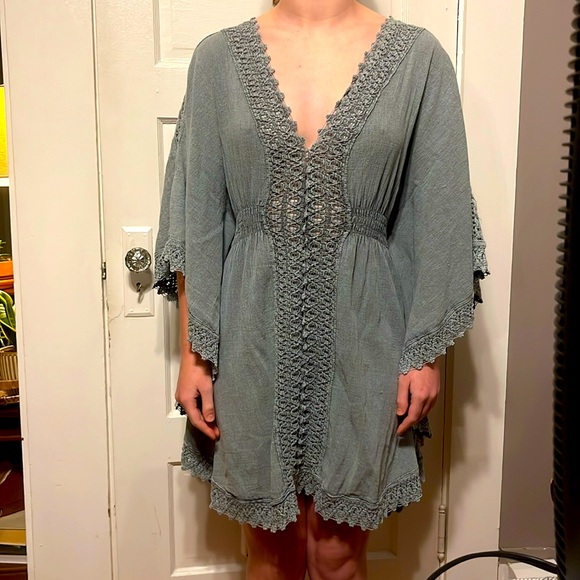 The perfect flowy summer dress that can be worn for many different occasions. - Picture 1 of 3